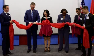 Chú thích ảnh: Phó giám đốc APHIS, bà Cheryle Blakely Blakely và Đại sứ Kritenbrink khai trương văn phòng APHIS ở Hà Nội/ (ảnh: ĐSQ Mỹ) 