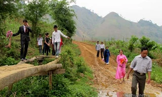 ‘Siêu đám cưới’: Chú rể cõng cô dâu cuốc bộ… 3km