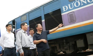 Bộ trưởng yêu cầu đảm bảo tuyệt đối an toàn chạy tàu, không để xảy ra các sự cố như ga Núi Thành. Ảnh: Báo Giao thông