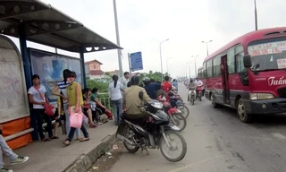 Hà Nội: Xe ôm - xe buýt chung một ...nhà chờ