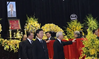 Tổng Bí thư Nguyễn Phú Trọng tiễn biệt nguyên Tổng Bí thư Đỗ Mười. Ảnh: Như Ý