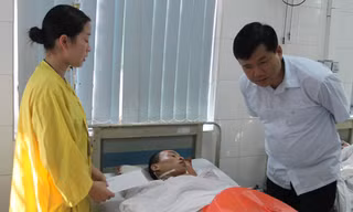 Thăm nạn nhân bi tai nạn giao thông hỏng mất 2 chân, hiện các bác sỹ đang cố gắng cứu chữa 1 chân còn lại.