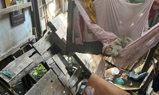 Sập 2 nhà ven kênh ở TPHCM