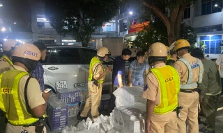 Bỏ lại ô tô và hơn 10.000 bao thuốc lá lậu, tài xế leo tường tháo chạy khi gặp CSGT