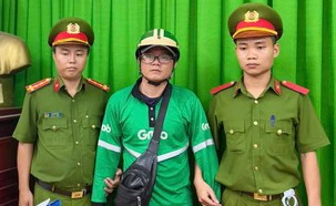 Tạm giữ tài xế xe ôm và nhân viên xe buýt ẩu đả giữa đường, gây ùn tắc