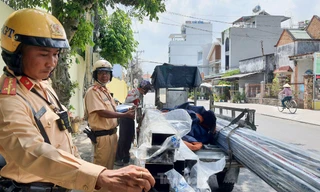 Người chở tấm kính cồng kềnh than khổ khi bị CSGT thổi phạt 