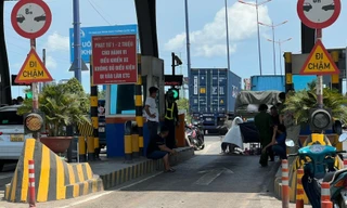 Nhân viên trạm thu phí bị xe đầu kéo cán tử vong