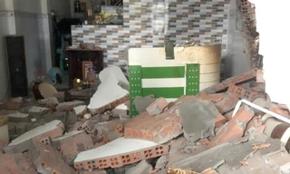 Nổ ở xưởng trầm hương, 1 bé gái bị thương và 5 căn nhà hư hỏng