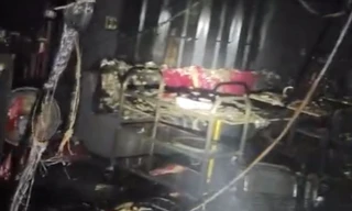 Khói bao trùm khách sạn lúc nửa đêm, 4 người may mắn được cứu thoát