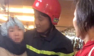 5 phút giải cứu người phụ nữ bị kẹt trong thang máy ở TPHCM