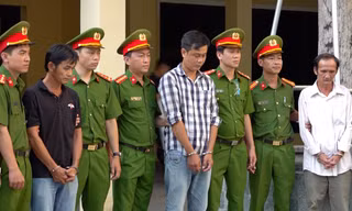 Bắt thêm 2 cán bộ hải quan cùng 32 đối tượng trong đường dây buôn lậu hàng triệu lít xăng dầu 