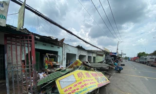 Container tông sập 6 ki-ốt ở TPHCM, người dân chạy hoảng loạn