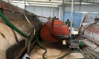 Khởi tố hai cán bộ hải quan liên quan đường dây buôn lậu xăng dầu 