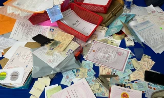 Vụ làm giấy tờ giả quy mô lớn ở TPHCM: Em trai ông trùm chi 1 tỷ đồng 'lo' tại ngoại