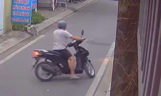 Giả làm từ thiện, gã đàn ông trẻ tuổi lấy trộm 2 cây vàng của vợ chồng cụ già ở TPHCM 