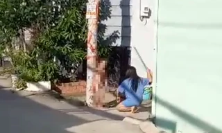 Người phụ nữ dùng chổi đánh bé trai 8 tuổi không mặc quần áo ở TPHCM