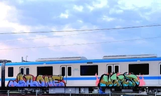 Nghi vấn 2 người nước ngoài bôi bẩn metro 1 ở TPHCM 