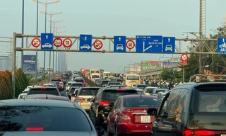 Xe container tông dải phân cách trên cầu Sài Gòn, giao thông ùn ứ ngày đầu tuần 