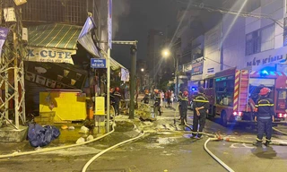 Cháy quán trà sữa lúc rạng sáng, người dân hoảng loạn tháo chạy