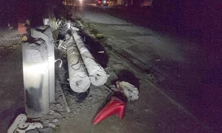 TPHCM: Xe ben kéo đổ trụ điện, hai cô gái bị thương