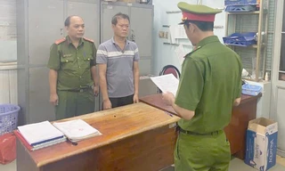 Bắt khẩn cấp chủ xưởng may phá nhà hàng xóm vì bị nhắc hát karaoke ồn ào 