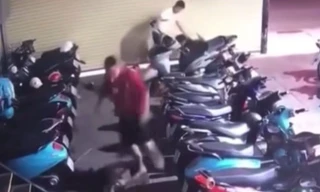 Chủ tiệm game đánh tới tấp 2 thiếu niên 