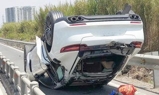 Xe Porsche lật ngửa sau va chạm với 2 xe máy 