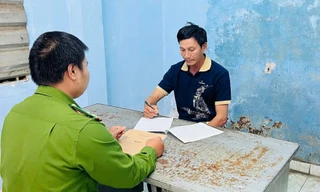 Bắt khẩn cấp người đàn ông say xỉn tấn công cảnh sát 