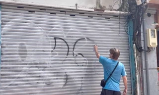 Xử phạt du khách vẽ bậy ở TPHCM