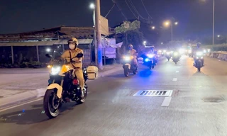 Đoàn viên thanh niên phối hợp CSGT hút đinh, đảm bảo an toàn cho người dân về quê đón Tết 