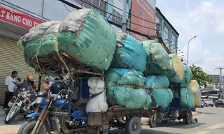 Siết xe chở hàng vượt khung trên đường phố tại TPHCM