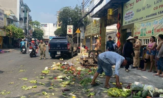 Ô tô bán tải ‘đại náo’ đường phố, 1 người nhập viện