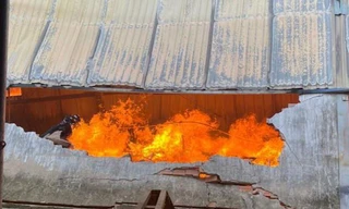 Khói lửa bao trùm xưởng gỗ ở vùng ven TPHCM 