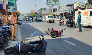 Xe 4 chỗ tông loạt ô tô, xe máy ở cửa ngõ sân bay Tân Sơn Nhất