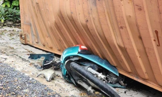 Xe container lật đè bẹp xe máy ở TPHCM
