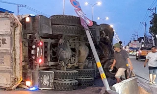 Xe ben lật trên quốc lộ ở cửa ngõ TPHCM, giao thông ùn ứ nhiều giờ