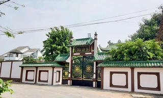 Bé gái sơ sinh bị bỏ rơi trước cổng chùa ở TPHCM 