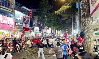 Ngồi bán hàng ở vỉa hè, nam thanh niên bị nhánh cây rơi trúng đầu nhập viện cấp cứu