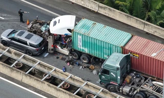 Cảnh ùn tắc hơn 5 km sau tai nạn liên hoàn trên cao tốc TPHCM-Long Thành 