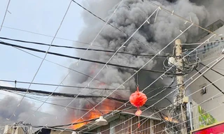 TPHCM: Dãy nhà phát hỏa vào 29 Tết, cột khói đen phủ kín trời 