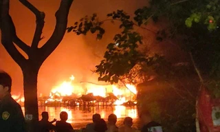 Cháy rực trời dãy nhà ven kênh Tàu Hủ TPHCM