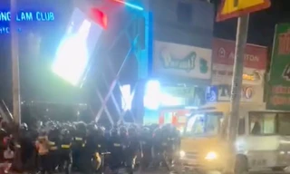 Hàng trăm cảnh sát kiểm tra quán bar ở TPHCM 