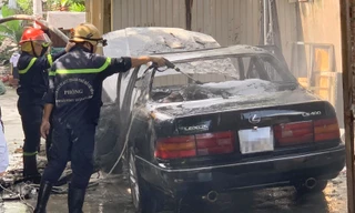 Đang đậu trước nhà, xe sang 4 chỗ bốc cháy ngùn ngụt 