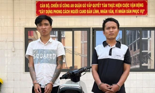 Bắt 'nóng' kẻ cướp giật điện thoại của du khách nước ngoài 