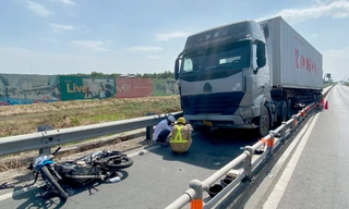 TPHCM: Kinh hãi cảnh xe container ủn văng dải phân cách, tông 2 xe máy