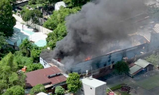 Khói lửa bao trùm xưởng nội thất ở vùng ven TPHCM 