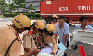 Bị CSGT kiểm tra, tài xế xe khách vội khởi động thiết bị giám sát để đối phó