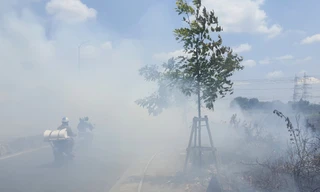 Khói trắng bao phủ quốc lộ, hàng trăm người dân bịt mũi vượt qua