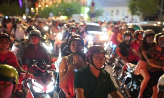 Hàng vạn người di chuyển về nhà sau 'đại tiệc' pháo hoa lớn nhất từ trước tới nay