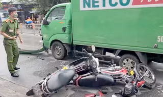 TPHCM: Xe tải tông 3 xe máy, nhiều người bị thương